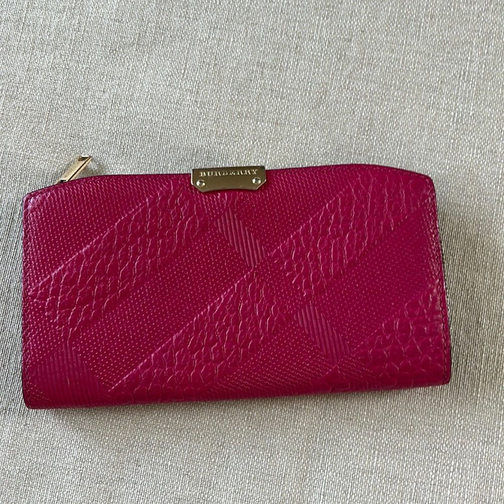 Beautiful pink leather embossed  Burberry wallet. Gently used.